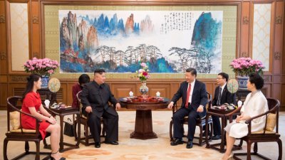 朝鲜最高领导人金正恩（左2）今年已3次访问中国，与中国国家主席习近平（右3）会面。这是金正恩在6月20日携同夫人李雪主（左）在北京钓鱼台国宾馆，与习近平和中国第一夫人彭丽媛（右）见面。