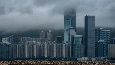 一股热带低气压在广东省外海徘徊，香港上空周六出现厚云，船只紧急返港避风暴。