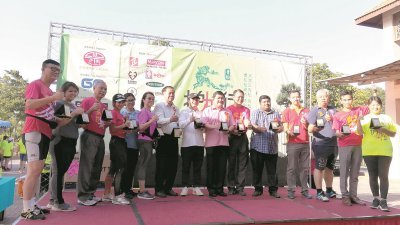 主办单位颁发纪念品给赞助商和嘉宾，左6起为叶新田、刘天球、许来贤、陈国光，以及拉吉夫。