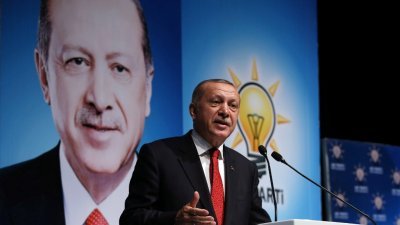 土耳其总统埃尔多安周六在里泽发，向他所领导的正义与发展党的党员表演说。他指美国为了一名牧师，而背弃了同为北约组织盟国的土耳其，这种作法令人恼火而且难过。