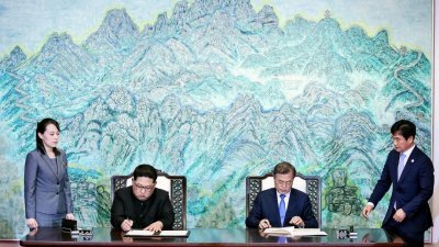 朝鲜最高领导人金正恩今年6月12日，在板门店与韩国总统文在寅，举行历史性会晤，并签署《板门店宣言》。