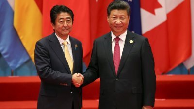 中国国家主席习近平（右）若出席在俄罗斯海参崴举行的“东方经济论坛”，日本希望促成首相安倍晋三与习近平的会晤。这是两人2016年9月在中国浙江省杭州市举行的20国集团（G20）峰会期间，举行会晤。