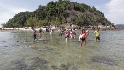 九屿岛早前曾吸引不少游客访岛，并欣赏海底色彩缤纷的珊瑚，惟在政府下禁足令后，游客已 无缘再畅游。
