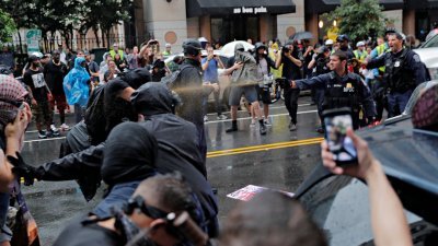 游行接近尾声时，警方在白宫附近用胡椒喷雾，驱离一群与警方发生冲突的反种族主义者。-路透社-
