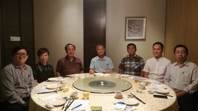 易沛鸿（左4）与刘瑞裕（左5）就如何加强华裔中小型企 业家的发展基础互相交流。左起为周淳达、郭水仙、黄永 华、李杨威及温观育。