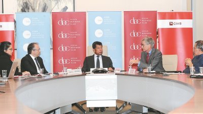 CARI主席丹斯里慕尼马吉博士（中）与CARI高级研究员苏菲安（左起）、罗伯特、唐纳德以及世界贸易组织大马代表拿督莫哈末诺亚库一同出席《贸易战对东盟的影响》圆桌会议。