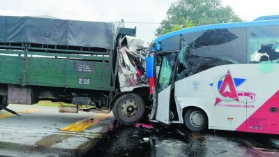 柔佛希望巴士与运输罗里相撞，巴士司机不幸丧命。