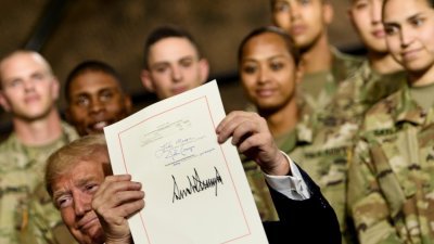 美国总统特朗普展示他签署的2019财政年度《国防授权法》。