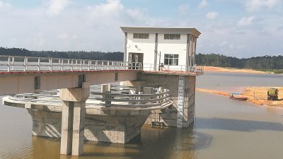 2017年5月竣工的加亨水坝已经完成注水，却因没有滤水站无法使用，柔州政府议决重新恢复建设加亨滤水站，并将重新招标。（档案照）