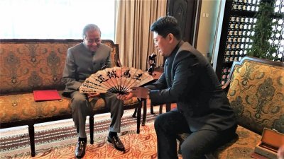 在希盟执政后，中国驻马大使白天前往拜会马哈迪，表达马中关系不变的心愿。