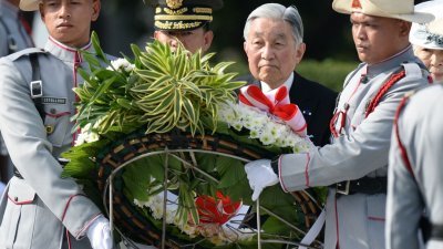 日本明仁天皇（右2）2016年国是访问菲律宾，在马尼拉国家公墓的无名士兵墓前墓前献花圈，追悼二战阵亡的日本人。二战结束前，日本与美国激战，日军官兵在没退路的岛国，执行了集体自杀的命令，在菲律宾约有52万日本人丧生。