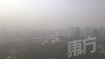 烟霾笼罩吉隆坡市区，周五上午9时，吉隆坡双塔楼“消失”在浓浓烟雾中，看不见了。（摄影：颜泉春）