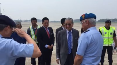 首相敦马哈迪（右2）在梳邦大马皇家空军基地乘搭专机，启程前往中国访问。
