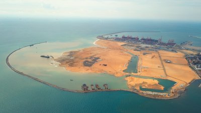 科伦坡港口城项目，是中国及斯里兰卡两国在“一带一路”建设中的重点合作项目，于2014年9月动工，整体开发时间约25年。美国国防部公布的报告认为，中国藉“一带一路”和亚投行形塑有利的地缘政治利益。-中国港湾科伦坡港口城有限责任公司/新华社-