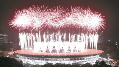 亚运会主赛馆邦卡诺体育场烟火灿烂，象征著全球第二大的综合性大型运动会正式开幕！ 