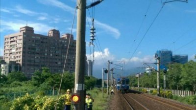 台铁田中至民雄间列车因地震降速行驶，并于上午8时50分恢复正常行驶。 