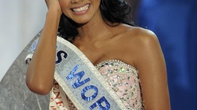 这是2011世界小姐冠军得主萨克斯，她来自委内瑞拉。