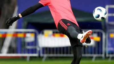由于纳瓦斯在欧洲超级杯丢4球，今夏加盟的库尔图瓦（图）有机会上位，成为皇家马德里的头号门将。