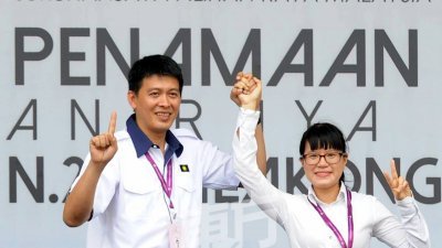 1号陈志忠（左起）和2号王诗棋正式成为无拉港补选候选人，并从今日开始进入竞选期，预计将掀起激烈竞争。 （摄影：徐慧美）