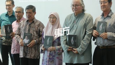 旺阿兹莎（左4）和莫哈末沙布（左3），为拉惹阿曼阿米努拉（右2）的新书主持推介礼。（摄影：骆曼）