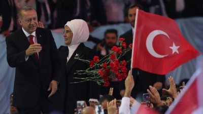 土耳其总统埃尔多安周六在首都安卡拉召开的执政正义与发展党年度大会上重申，土耳其不会向“经济政变图谋”屈服。图为埃尔多安和夫人把花抛向支持者。