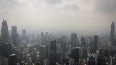 我国连日来笼罩在浓浓烟雾中，半岛地区空气指数处在中等水平，图为在经历周五一场雨后， 吉隆坡烟霾情况已有改善，不过仍见朦胧。