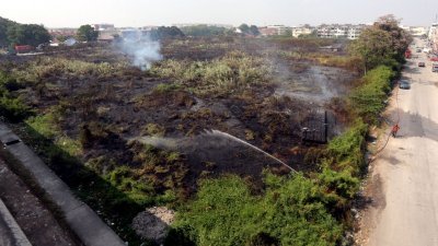 巴生港口一块8英亩的草丛著火，烧成一片焦黑。