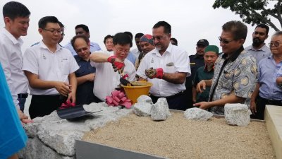 槟岛市政厅与州政府合作进行旧关仔角海堤围墙修复计划，曹观友（左4起）和佳日星于周日为这项计划主持动土礼。