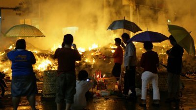 槟州中元联合会呼吁各街区减少焚烧祭品，环保之余也可以将省下的钱捐助华社。 （档案照）
