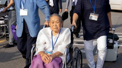 周一参加团聚活动的韩朝离散家属，大多年事已高，有的行动不便坐著轮椅，由旁人协助下登上长途汽车，前往朝鲜金刚山与他们失散多年的朝方亲人会面。
