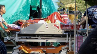 龙目岛周日经历两次强震，首府马塔兰的病人们周一被安置在户外由帐篷搭建的临时医院，以策安全。-法新社-