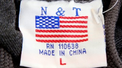 这是一个在华盛顿纪念品摊位的产品，挂上了美国国旗的标签，却写明是在中国制造。美国加征关税的目标，是中国制造的工业产品，却也对美国消费者造成严重影响。