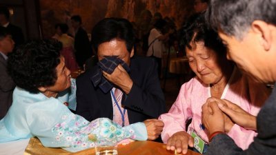 自65年前戟战中一别经年的韩朝离散家属，周一终于在朝鲜金刚山重聚。这些战时流落两地的亲人，在见面时哭成泪人。