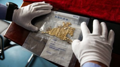 中国公安部近日成功侦破都兰盗墓案，并缴获646件被盗掘出土的文物。这是一个被缴获的骑射形金饰片，属二级文物。