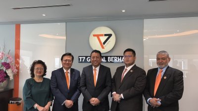 T7环球非执行董事陈善英（译音）（左起）、陈建顺、聂诺斯鲁、陈凯郓及T7环球董事拿督赛法密，一同出席记者会。