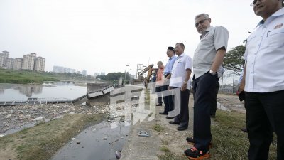 卡立沙末（右2） 巡视峇都慕达防洪池，该防洪池每月堆积18吨垃圾，造成河水污染。