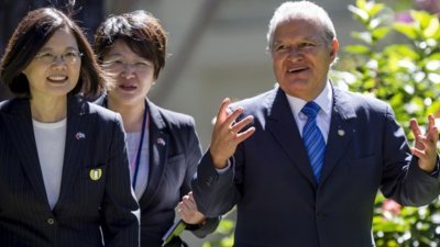 台湾总统蔡英文（左）去年1月到访萨尔瓦多，与总统桑契斯会面。