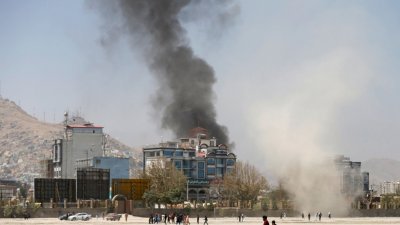 阿富汗首都喀布尔的某处，周二遭到袭击后，冒出滚滚浓烟。