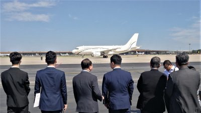 首相敦马哈迪乘坐的专机从北京首都机场起飞，中方官员在场送机。