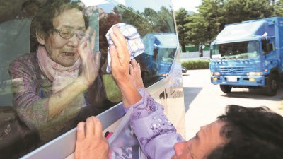 一名朝鲜离散家属周三在金刚山酒店外送别其韩国亲人时，紧贴到巴士车窗外痛哭挥别，见者心酸。