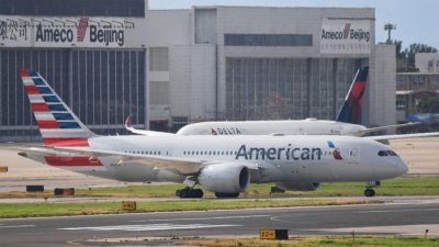 美国航空公司周二以削减利润低，甚至是无利润航线为由，宣布关闭往返芝加哥与上海的直航航线。图为美航波音787客机今年7月在北京国际机场等候起飞。