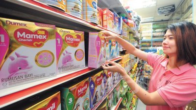 新加坡多美滋Mamil Gold第一阶段婴儿配方奶粉因含有害细菌被令召回，我国的多美滋奶粉配方及包装与新加坡不同。因此，没有掀起新国人到我国抢购奶粉的热潮。（摄影：杨金森）