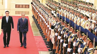 中国媒体评价马哈迪访华之行，彰显向中国学习之心。图为首相敦马哈迪（左2）本月20日， 与中国国务院总理李克强（左）会面时，在人民大会堂检阅仪杖队。