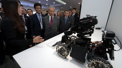 首相马哈迪访华期间，参观多家具有研发创新科技的公司，右图为马哈迪（中）在北京访大疆创新。