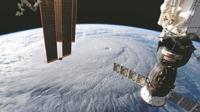 宇航员阿诺德周三在国际空间站拍摄的照片显示，直扑夏威夷的飓风“莱恩”来势汹汹。