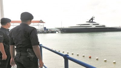 豪华游艇平静号停泊在巴生西港莫实得邮轮码头已有半个月，1MDB和大马政府向法庭申请紧急出售该艘游艇。