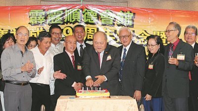 何瑞麟（前排左4）主持切蛋糕仪式，前排左3为何兆荣。