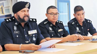 敏德星（左）周四在峇株巴辖警区召开新闻发布会，　发布各项罪案调查进展。左2起：菲道尔斯、哈菲苏丁。