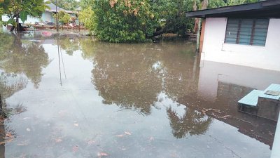 威北多个甘榜突如其来面对水灾窘境，低洼地区的水位更一度水淹及膝。