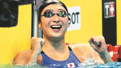 日本名将池江璃花子在女子50公尺自由泳决赛，以24秒53破大会纪录摘金，同时，她也以6枚金牌创造了日本运动员在亚运会上单届夺金的纪录。